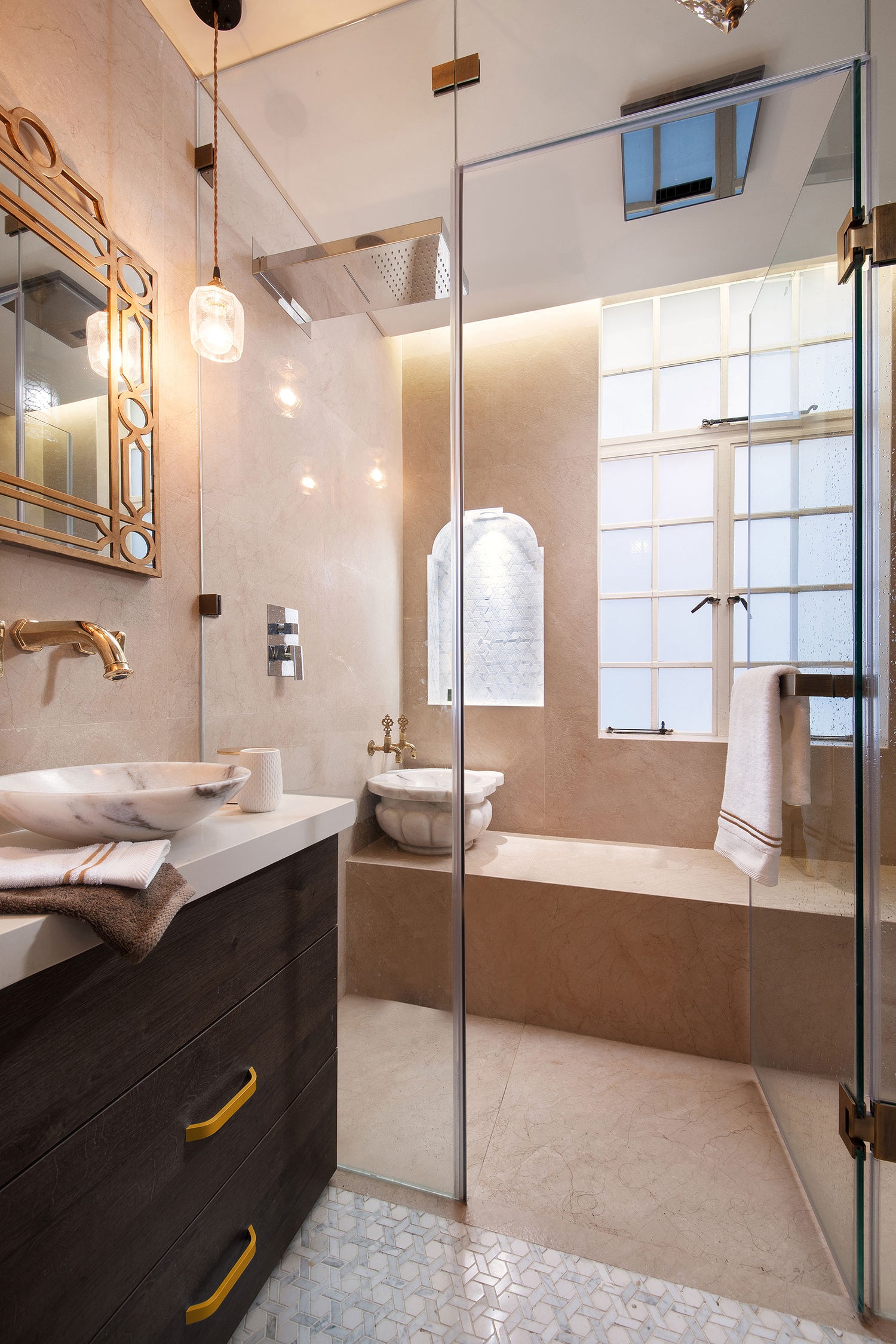 Casa de banho renovada, com linhas modernas e clássicas no apartamento renovado de Campo de Ourique.